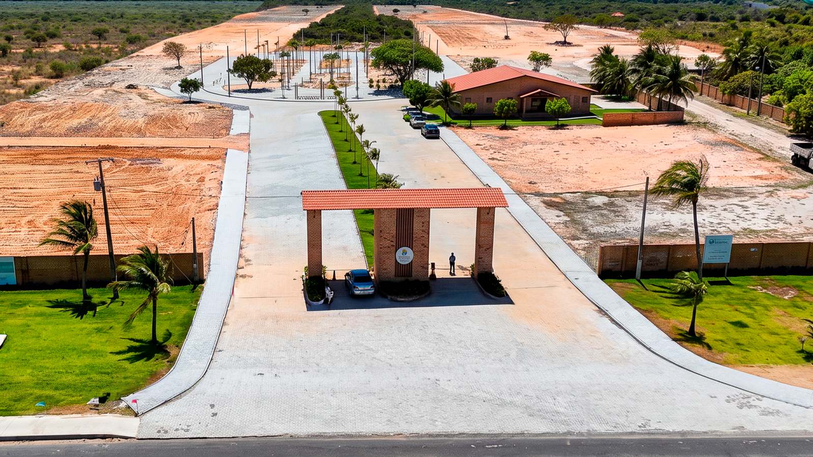 Pórtico de entrada e avenida principal do loteamento