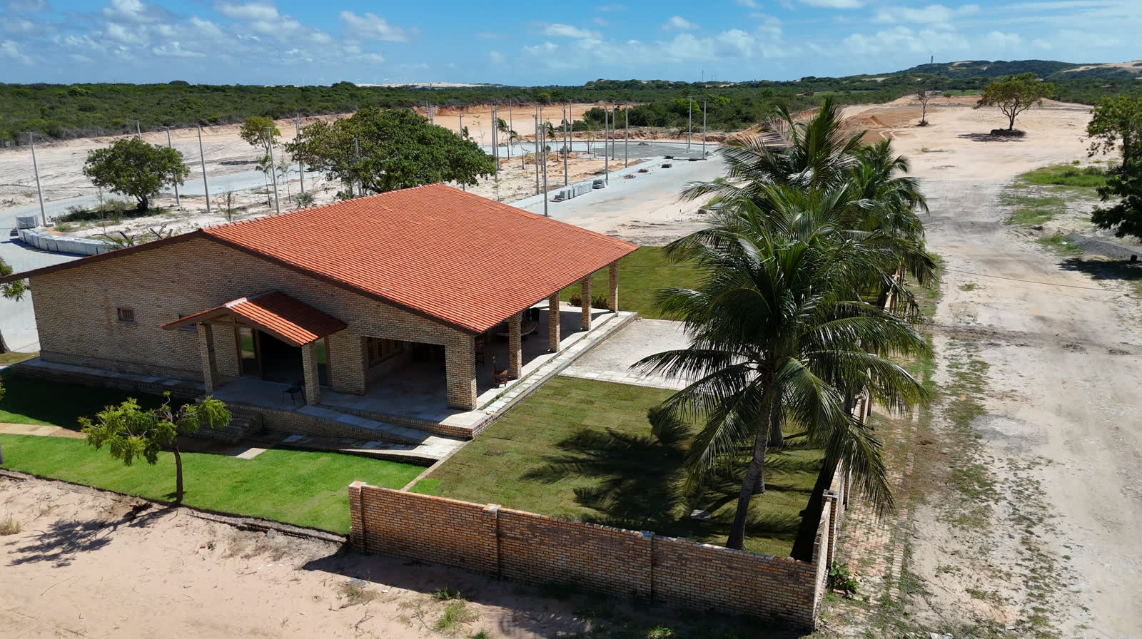 Stand de vendas do Terras Belas Beberibe com a praça ao fundo